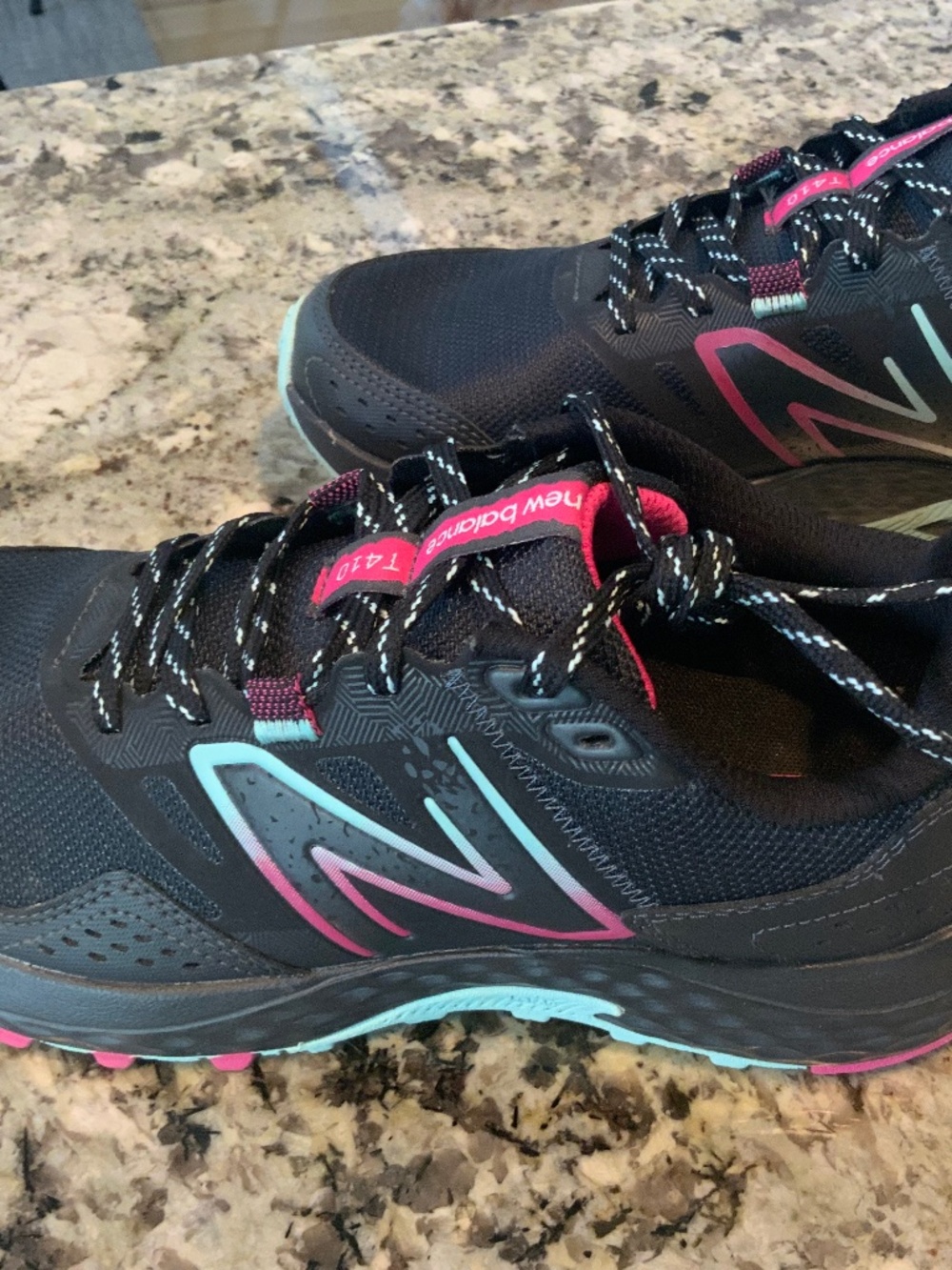 New Balance Women's 410v8 Trail Running Shoes Size 9 1/2 W